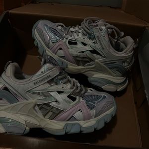 box is damaged, worn a few times, comes with bag